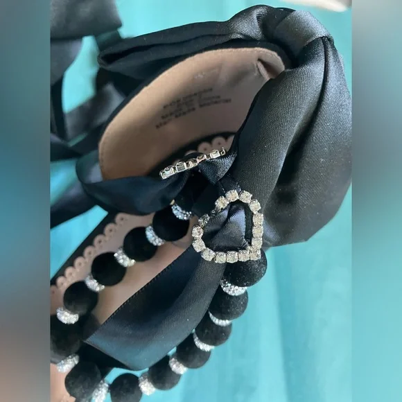 NWOT Chic Black Satin Bow Heels Velvet Beaded Rhinestone Heart Accents - Picture 4 of 7